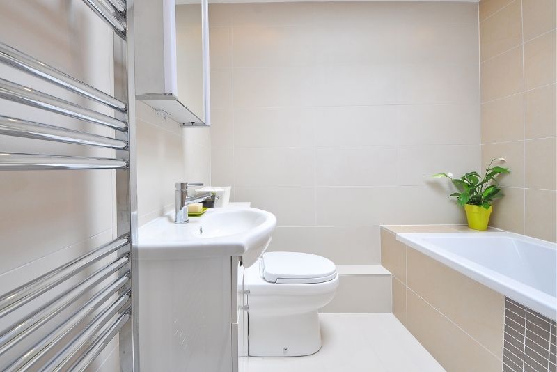 A bathroom with a bathtub